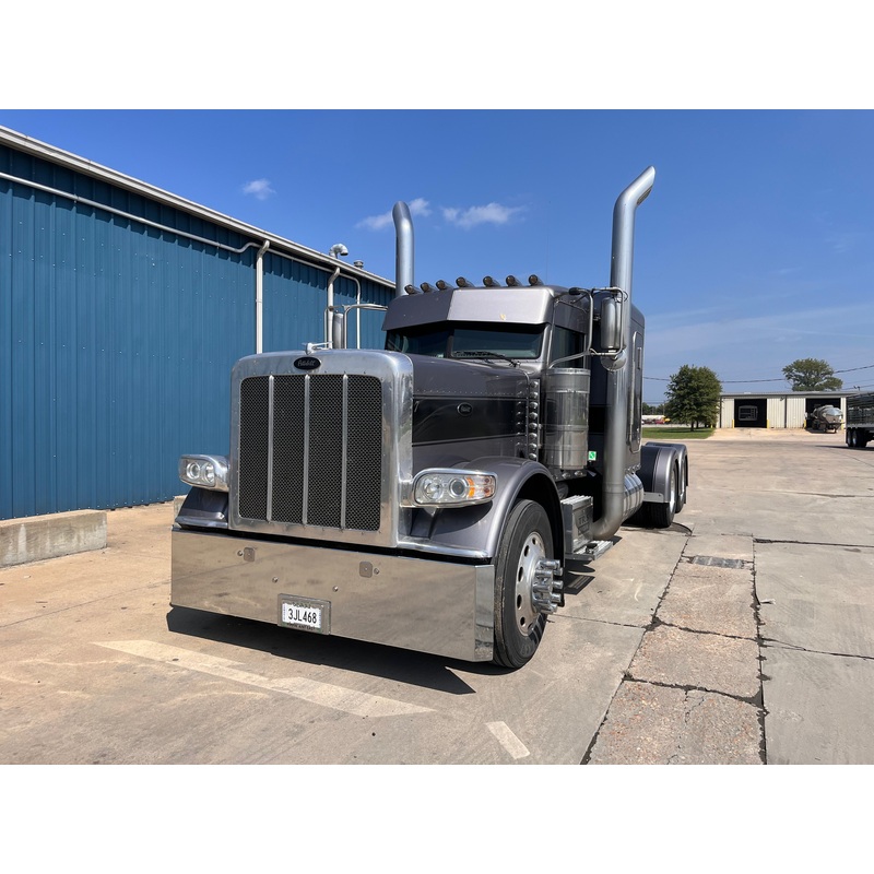 Peterbilt 389 chrome bumper with standard tow & mounting holes