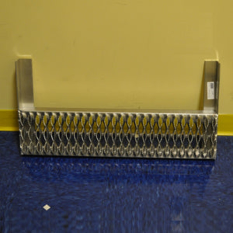 Peterbilt 379  aluminum cab entry 31 tool/battery box bottom step